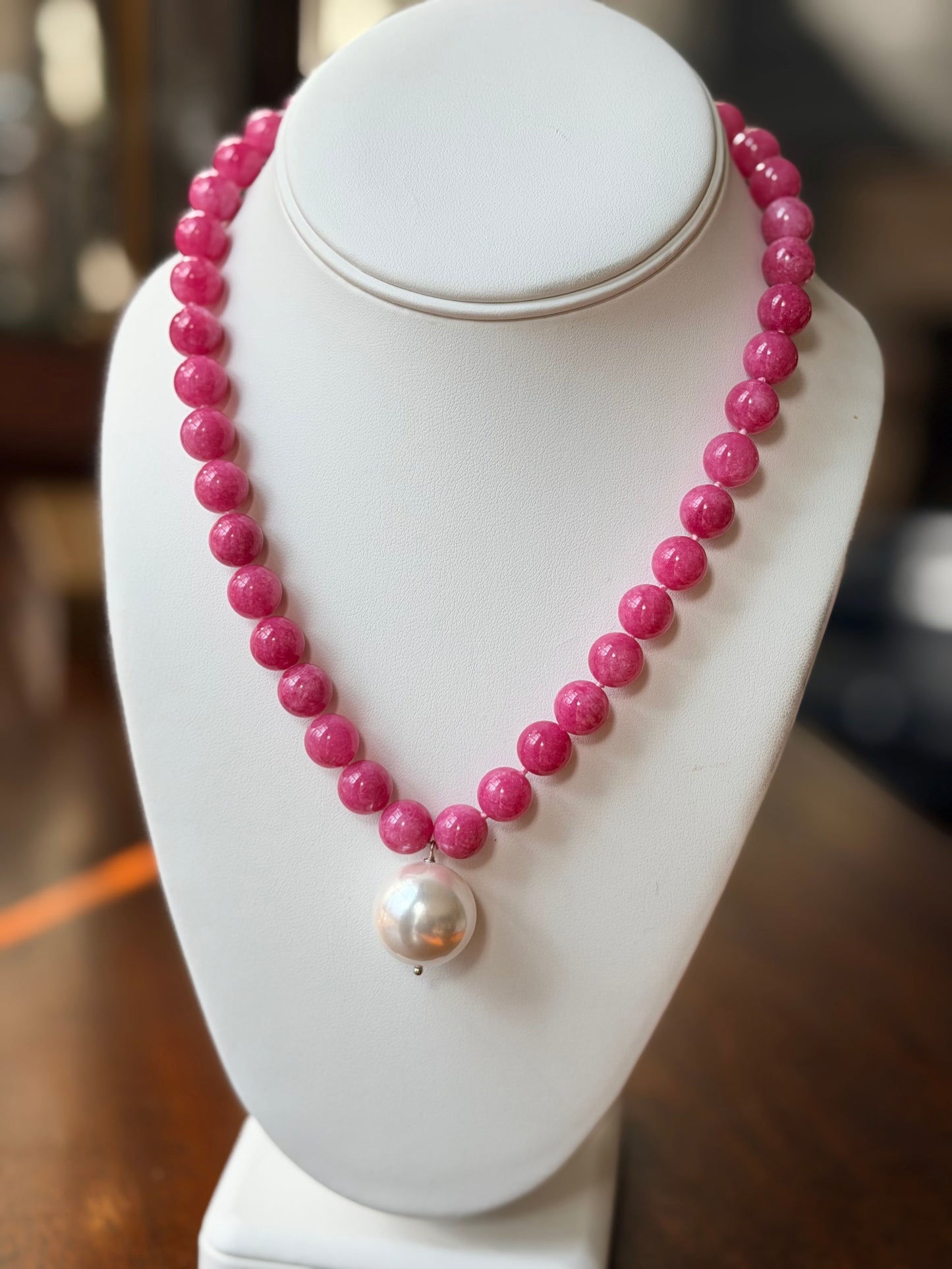 Natural Stone w Large Pearl Necklace